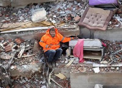 عکس تجسم بخش مصیبت زمین لرزه ترکیه: پدری که دست دختر کشته شده اش را در دست داشت