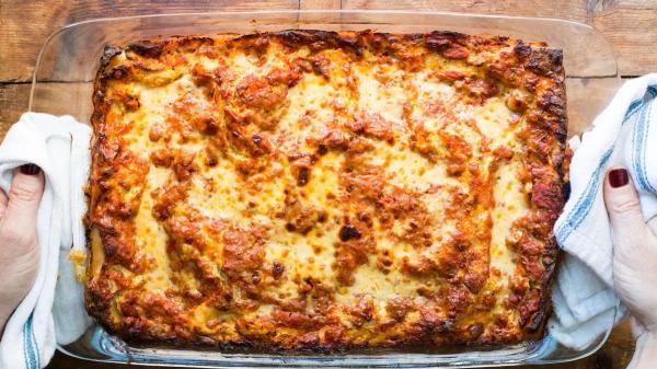 طرز تهیه لازانیا با پنیر گودا و سس مخصوص بوقلمون طرز تهیه لازانیا با پنیر گودا و سس مخصوص بوقلمون